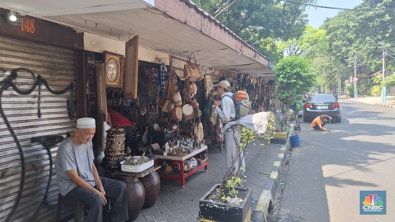 Toko barang antik yang cukup legendaris di Jalan Surabaya, Menteng, Jakarta Pusat mulai tampak sepi dan hanya terdengar cukup keras suara lalu-lalang kendaraan. Toko barang antik yang cukup legendaris di Jalan Surabaya, Menteng, Jakarta Pusat mulai tampak sepi dan hanya terdengar cukup keras suara lalu-lalang kendaraan. (CNBC Indonesia/Chandra Dwi Pranata)