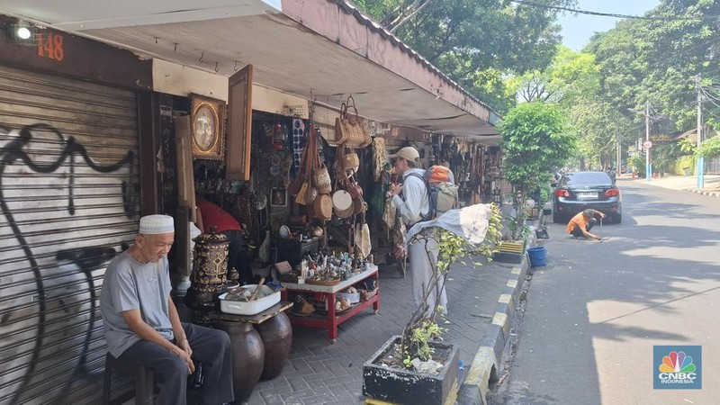 Toko barang antik yang cukup legendaris di Jalan Surabaya, Menteng, Jakarta Pusat mulai tampak sepi dan hanya terdengar cukup keras suara lalu-lalang kendaraan. (CNBC Indonesia/Chandra Dwi Pranata)