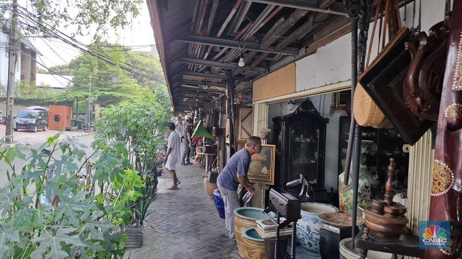 Toko barang antik yang cukup legendaris di Jalan Surabaya, Menteng, Jakarta Pusat mulai tampak sepi dan hanya terdengar cukup keras suara lalu-lalang kendaraan. (CNBC Indonesia/Chandra Dwi Pranata)