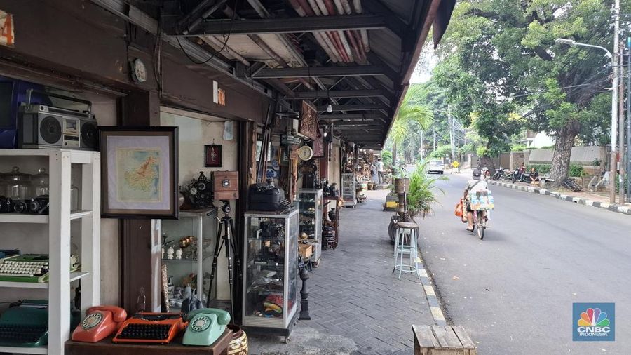 Toko barang antik yang cukup legendaris di Jalan Surabaya, Menteng, Jakarta Pusat mulai tampak sepi dan hanya terdengar cukup keras suara lalu-lalang kendaraan. (CNBC Indonesia/Chandra Dwi Pranata)