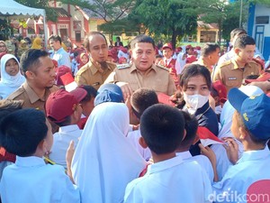 8 SD-SMP Makassar Dapat 1.000 Seragam Gratis, Appi Kaji Tambah Baju Olahraga