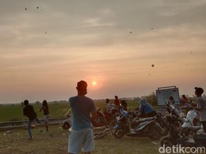 Senja dan Layang-layang di Bantaran Cimanuk Indramayu