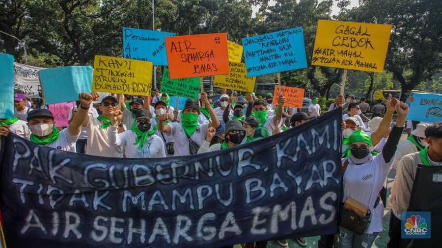 Warga rumah susun dari berbagai wilayah DKI Jakarta menggelar aksi unjuk rasa di depan Gedung Balai Kota DKI Jakarta, Senin (21/7/2025). (CNBC Indonesia/Faisal Rahman)