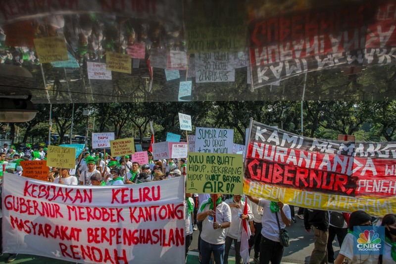 Warga rumah susun dari berbagai wilayah DKI Jakarta menggelar aksi unjuk rasa di depan Gedung Balai Kota DKI Jakarta, Senin (21/7/2025). Warga rumah susun dari berbagai wilayah DKI Jakarta menggelar aksi unjuk rasa di depan Gedung Balai Kota DKI Jakarta, Senin (21/7/2025). (CNBC Indonesia/Faisal Rahman)