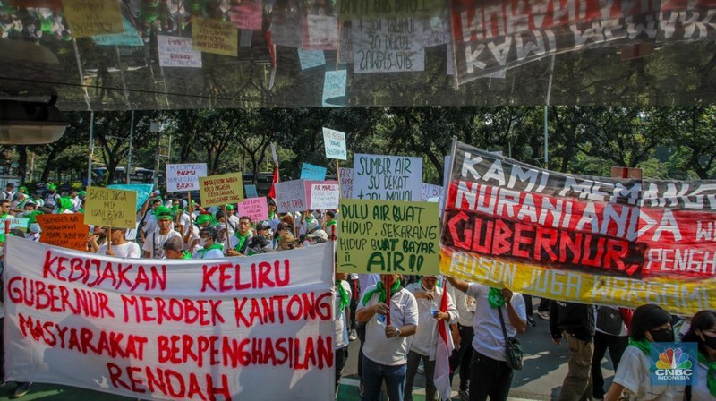Warga rumah susun dari berbagai wilayah DKI Jakarta menggelar aksi unjuk rasa di depan Gedung Balai Kota DKI Jakarta, Senin (21/7/2025). (CNBC Indonesia/Faisal Rahman)