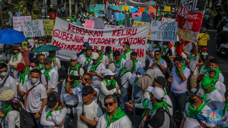 Warga rumah susun dari berbagai wilayah DKI Jakarta menggelar aksi unjuk rasa di depan Gedung Balai Kota DKI Jakarta, Senin (21/7/2025). Warga rumah susun dari berbagai wilayah DKI Jakarta menggelar aksi unjuk rasa di depan Gedung Balai Kota DKI Jakarta, Senin (21/7/2025). (CNBC Indonesia/Faisal Rahman)