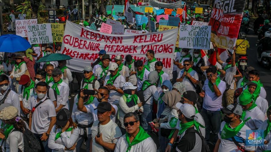 Warga rumah susun dari berbagai wilayah DKI Jakarta menggelar aksi unjuk rasa di depan Gedung Balai Kota DKI Jakarta, Senin (21/7/2025). (CNBC Indonesia/Faisal Rahman)