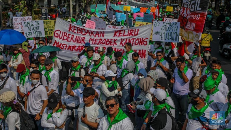 Warga rumah susun dari berbagai wilayah DKI Jakarta menggelar aksi unjuk rasa di depan Gedung Balai Kota DKI Jakarta, Senin (21/7/2025). (CNBC Indonesia/Faisal Rahman)