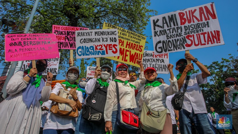 Warga rumah susun dari berbagai wilayah DKI Jakarta menggelar aksi unjuk rasa di depan Gedung Balai Kota DKI Jakarta, Senin (21/7/2025). Warga rumah susun dari berbagai wilayah DKI Jakarta menggelar aksi unjuk rasa di depan Gedung Balai Kota DKI Jakarta, Senin (21/7/2025). (CNBC Indonesia/Faisal Rahman)