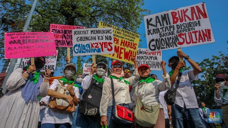 Warga rumah susun dari berbagai wilayah DKI Jakarta menggelar aksi unjuk rasa di depan Gedung Balai Kota DKI Jakarta, Senin (21/7/2025). (CNBC Indonesia/Faisal Rahman)