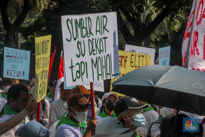 Warga rumah susun dari berbagai wilayah DKI Jakarta menggelar aksi unjuk rasa di depan Gedung Balai Kota DKI Jakarta, Senin (21/7/2025). Warga rumah susun dari berbagai wilayah DKI Jakarta menggelar aksi unjuk rasa di depan Gedung Balai Kota DKI Jakarta, Senin (21/7/2025). (CNBC Indonesia/Faisal Rahman)