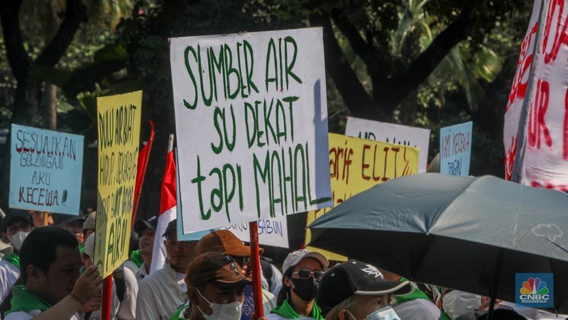 Warga rumah susun dari berbagai wilayah DKI Jakarta menggelar aksi unjuk rasa di depan Gedung Balai Kota DKI Jakarta, Senin (21/7/2025). (CNBC Indonesia/Faisal Rahman)