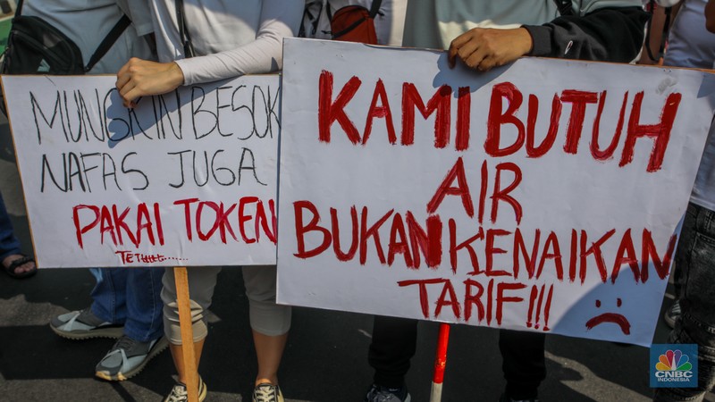 Warga rumah susun dari berbagai wilayah DKI Jakarta menggelar aksi unjuk rasa di depan Gedung Balai Kota DKI Jakarta, Senin (21/7/2025). Warga rumah susun dari berbagai wilayah DKI Jakarta menggelar aksi unjuk rasa di depan Gedung Balai Kota DKI Jakarta, Senin (21/7/2025). (CNBC Indonesia/Faisal Rahman)