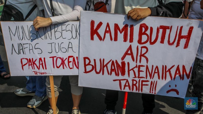 Warga rumah susun dari berbagai wilayah DKI Jakarta menggelar aksi unjuk rasa di depan Gedung Balai Kota DKI Jakarta, Senin (21/7/2025). (CNBC Indonesia/Faisal Rahman)