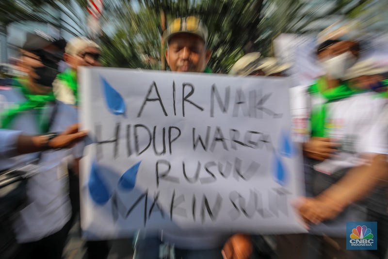 Warga rumah susun dari berbagai wilayah DKI Jakarta menggelar aksi unjuk rasa di depan Gedung Balai Kota DKI Jakarta, Senin (21/7/2025). Warga rumah susun dari berbagai wilayah DKI Jakarta menggelar aksi unjuk rasa di depan Gedung Balai Kota DKI Jakarta, Senin (21/7/2025). (CNBC Indonesia/Faisal Rahman)