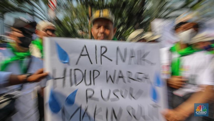 Warga rumah susun dari berbagai wilayah DKI Jakarta menggelar aksi unjuk rasa di depan Gedung Balai Kota DKI Jakarta, Senin (21/7/2025). (CNBC Indonesia/Faisal Rahman)