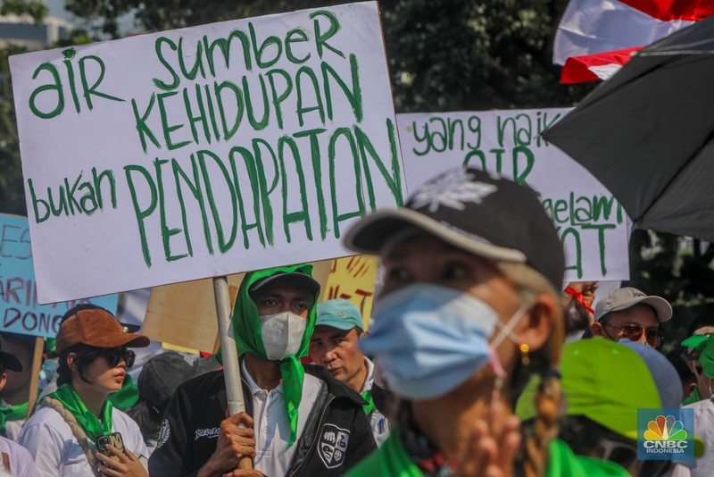 Warga rumah susun dari berbagai wilayah DKI Jakarta menggelar aksi unjuk rasa di depan Gedung Balai Kota DKI Jakarta, Senin (21/7/2025). Warga rumah susun dari berbagai wilayah DKI Jakarta menggelar aksi unjuk rasa di depan Gedung Balai Kota DKI Jakarta, Senin (21/7/2025). (CNBC Indonesia/Faisal Rahman)