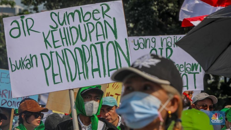 Warga rumah susun dari berbagai wilayah DKI Jakarta menggelar aksi unjuk rasa di depan Gedung Balai Kota DKI Jakarta, Senin (21/7/2025). (CNBC Indonesia/Faisal Rahman)