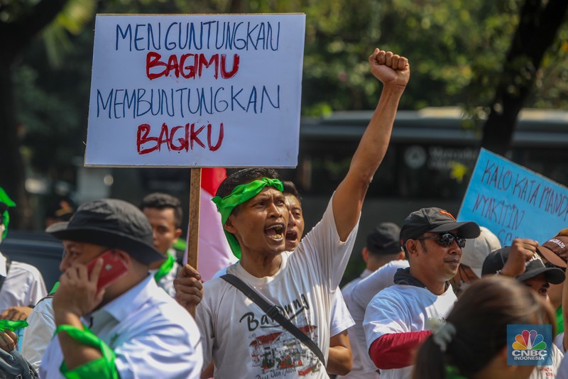 Warga rumah susun dari berbagai wilayah DKI Jakarta menggelar aksi unjuk rasa di depan Gedung Balai Kota DKI Jakarta, Senin (21/7/2025). Warga rumah susun dari berbagai wilayah DKI Jakarta menggelar aksi unjuk rasa di depan Gedung Balai Kota DKI Jakarta, Senin (21/7/2025). (CNBC Indonesia/Faisal Rahman)