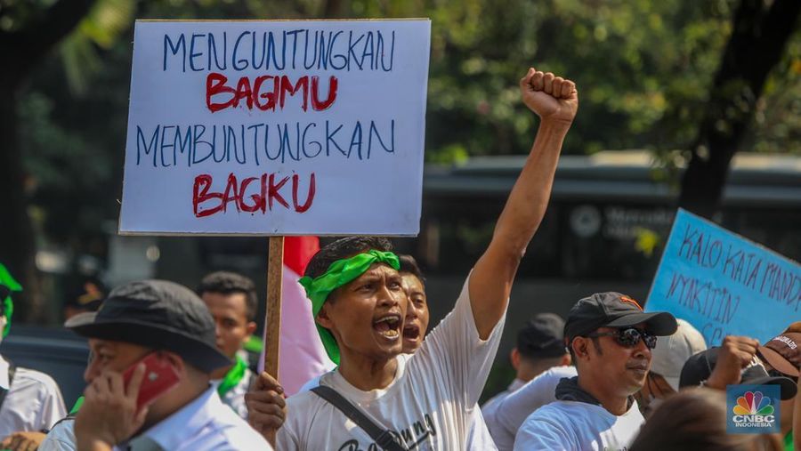 Warga rumah susun dari berbagai wilayah DKI Jakarta menggelar aksi unjuk rasa di depan Gedung Balai Kota DKI Jakarta, Senin (21/7/2025). (CNBC Indonesia/Faisal Rahman)