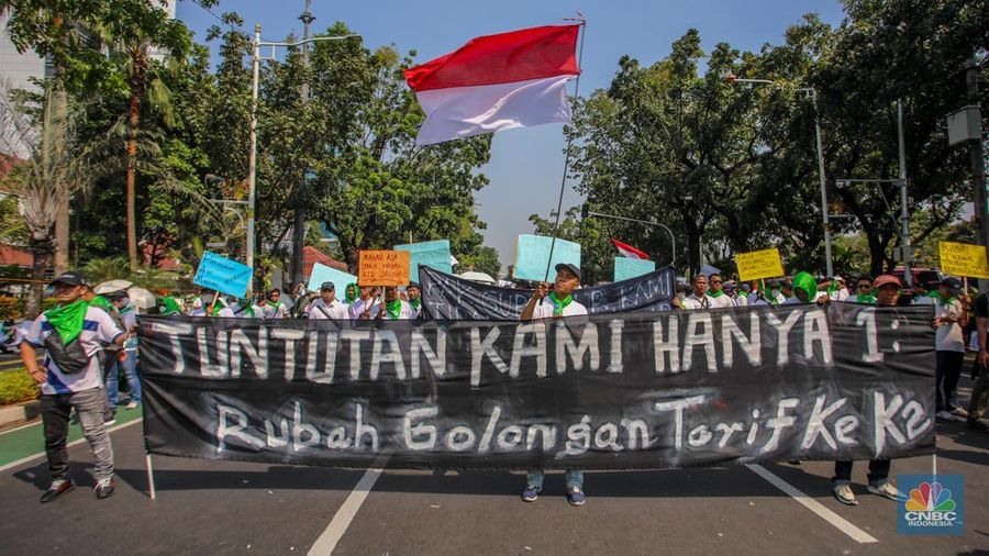 Warga rumah susun dari berbagai wilayah DKI Jakarta menggelar aksi unjuk rasa di depan Gedung Balai Kota DKI Jakarta, Senin (21/7/2025). (CNBC Indonesia/Faisal Rahman)