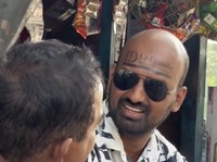 YouTuber India Komersilkan Kepala Botaknya untuk Pasang Iklan
