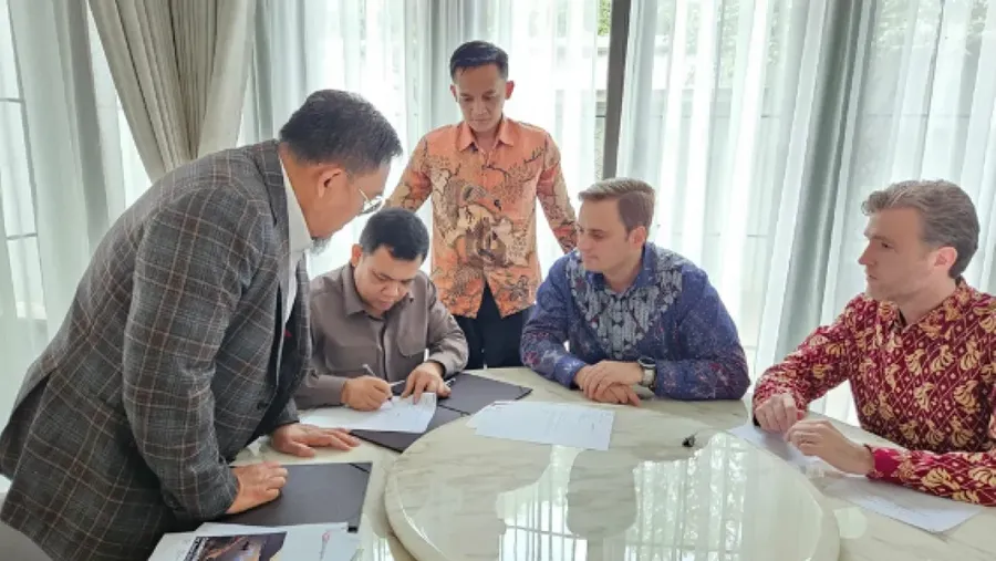 Bapak Isam (pemilik PT. Dua Samudera Perkasa) menandatangani kontrak di hadapan Bapak Junaidi (Legal Counsel Jhonlin Group), dan perwakilan IHC Dredging Rangga Rishar Saputra (Country Manager Indonesia), Alexander van den Berg (Director Standard Modular) dan Rob Boersma (Managing Director IHC APAC). (Istimewa)