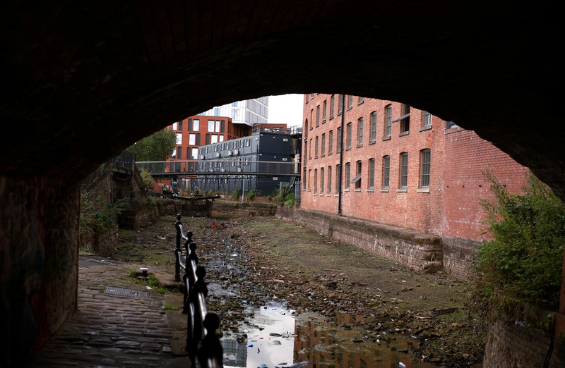 Dasar kering dari satu bagian Kanal Rochdale terlihat setelah musim kemarau panjang menyebabkan permukaan air terus turun di seluruh jaringan kanal di Manchester, Inggris, 21 Juli 2025. Dasar kering dari satu bagian Kanal Rochdale terlihat setelah musim kemarau panjang menyebabkan permukaan air terus turun di seluruh jaringan kanal di Manchester, Inggris, 21 Juli 2025. (REUTERS/Phil Noble)