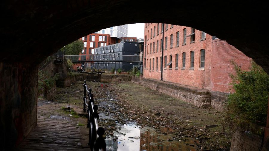 Dasar kering dari satu bagian Kanal Rochdale terlihat setelah musim kemarau panjang menyebabkan permukaan air terus turun di seluruh jaringan kanal di Manchester, Inggris, 21 Juli 2025. (REUTERS/Phil Noble)