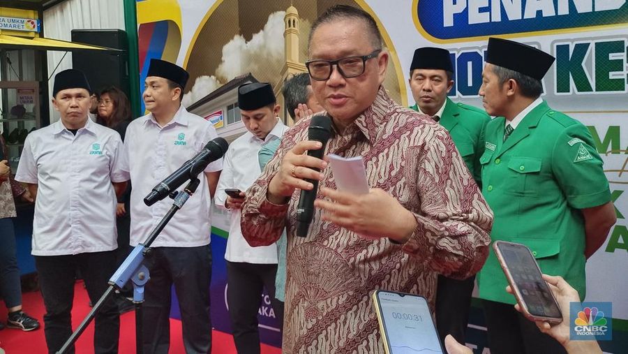 Direktur Indomaret, Wiwiek Yusuf bersama kader GP Ansor saat konferensi pers penandatanganan Nota Kesepahaman di Jakarta, Selasa (22/7/2025). (CNBC Indonesia/Martyasari Rizky)