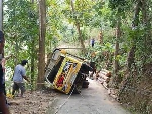 Tak Kuat Nanjak, Truk Muatan Kayu Terguling di Perbukitan Menoreh Kulon Progo