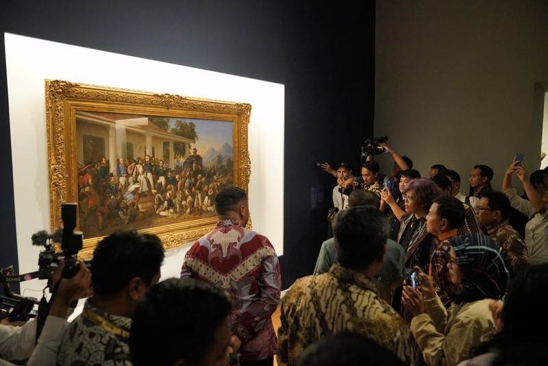 Seseorang pengunjung melihat karya dalam Pameran Nyala perang jawa di Galeri Nasional Indonesia, Jakarta, Senin (21/7/2025). Seseorang pengunjung melihat karya dalam Pameran Nyala perang jawa di Galeri Nasional Indonesia, Jakarta, Senin (21/7/2025). (CNBC Indonesia/M. Fakhriansyah)