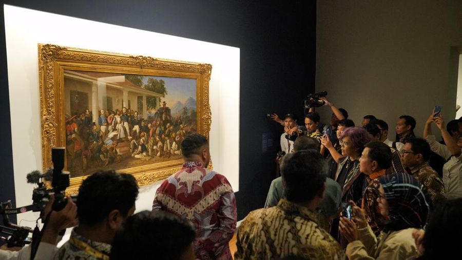Seseorang pengunjung melihat karya dalam Pameran Nyala perang jawa di Galeri Nasional Indonesia, Jakarta, Senin (21/7/2025). Seseorang pengunjung melihat karya dalam Pameran Nyala perang jawa di Galeri Nasional Indonesia, Jakarta, Senin (21/7/2025). (CNBC Indonesia/M. Fakhriansyah)