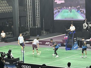 Fun Match OPPO 2025: Owi/Butet Kalahkan Alan/Susy