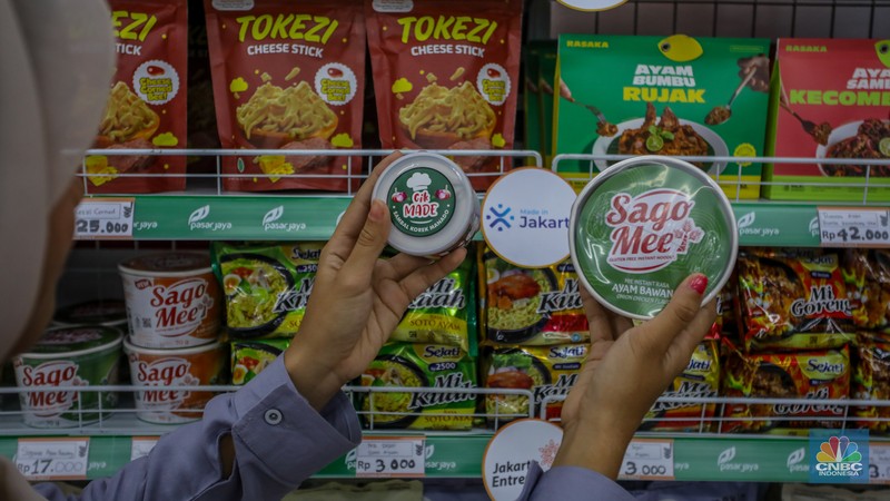 Pengunjung melihat produk yang dijual pada gerai Koperasi Desa (Kopdes)/Kelurahan Merah Putih Melawai di kawasan Blok M, Kebayoran Baru, Jakarta, Selasa (22/7/2025). (CNBC Indonesia/Faisal Rahman) Pengunjung melihat produk yang dijual pada gerai Koperasi Desa (Kopdes)/Kelurahan Merah Putih Melawai di kawasan Blok M, Kebayoran Baru, Jakarta, Selasa (22/7/2025). (CNBC Indonesia/Faisal Rahman)