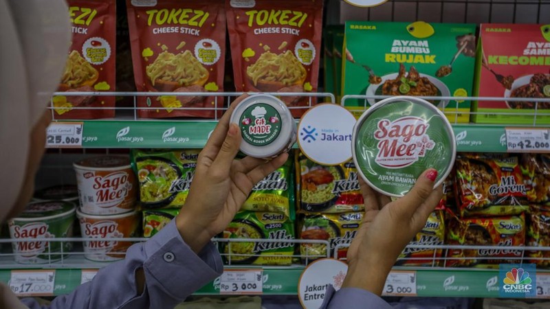 Pengunjung melihat produk yang dijual pada gerai Koperasi Desa (Kopdes)/Kelurahan Merah Putih di Melawai, Blok M, Jakarta, Selasa (22/7/2025). (CNBC Indonesia/Faisal Rahman)