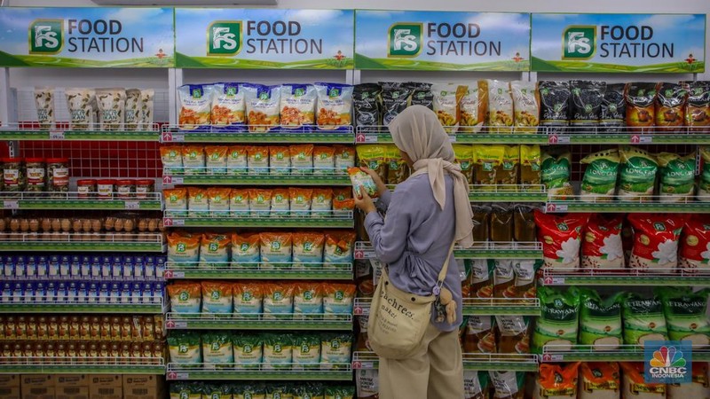 Pengunjung melihat produk yang dijual pada gerai Koperasi Desa (Kopdes)/Kelurahan Merah Putih di Melawai, Blok M, Jakarta, Selasa (22/7/2025). (CNBC Indonesia/Faisal Rahman)