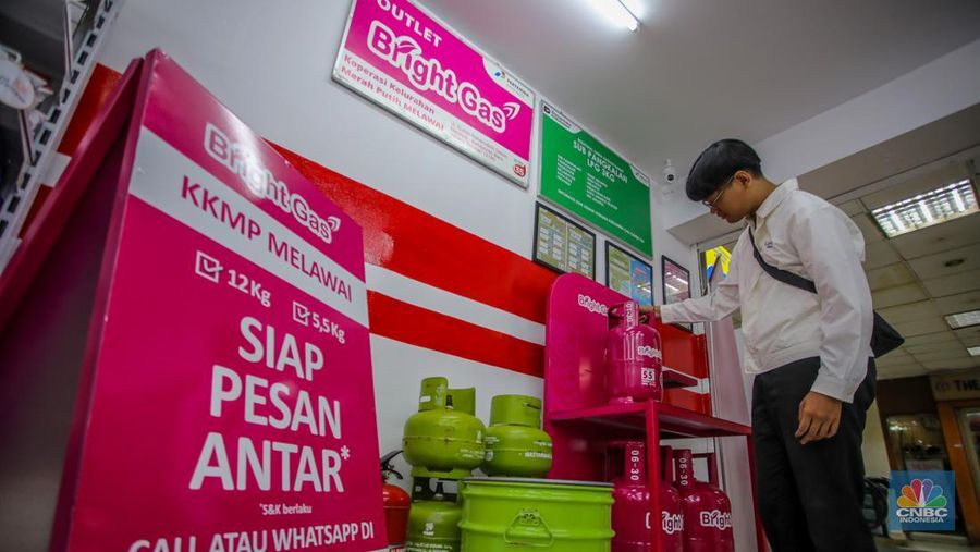 Gerai Koperasi Desa (Kopdes)/Kelurahan Merah Putih di Melawai, Blok M, Jakarta. Pengunjung melihat produk yang dijual pada gerai Koperasi Desa (Kopdes)/Kelurahan Merah Putih di Melawai, Blok M, Jakarta, Selasa (22/7/2025). (CNBC Indonesia/Faisal Rahman)