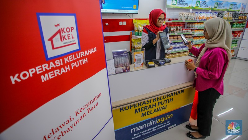 Pengunjung melihat produk yang dijual pada gerai Koperasi Desa (Kopdes)/Kelurahan Merah Putih Melawai di kawasan Blok M, Kebayoran Baru, Jakarta, Selasa (22/7/2025). (CNBC Indonesia/Faisal Rahman) Pengunjung melihat produk yang dijual pada gerai Koperasi Desa (Kopdes)/Kelurahan Merah Putih Melawai di kawasan Blok M, Kebayoran Baru, Jakarta, Selasa (22/7/2025). (CNBC Indonesia/Faisal Rahman)