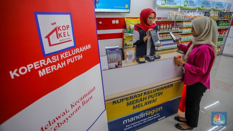 Gerai Koperasi Desa (Kopdes)/Kelurahan Merah Putih di Melawai, Blok M, Jakarta. Pengunjung melihat produk yang dijual pada gerai Koperasi Desa (Kopdes)/Kelurahan Merah Putih di Melawai, Blok M, Jakarta, Selasa (22/7/2025). (CNBC Indonesia/Faisal Rahman)