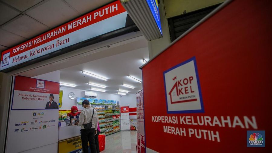 Gerai Koperasi Desa (Kopdes)/Kelurahan Merah Putih di Melawai, Blok M, Jakarta. Pengunjung melihat produk yang dijual pada gerai Koperasi Desa (Kopdes)/Kelurahan Merah Putih di Melawai, Blok M, Jakarta, Selasa (22/7/2025). (CNBC Indonesia/Faisal Rahman)