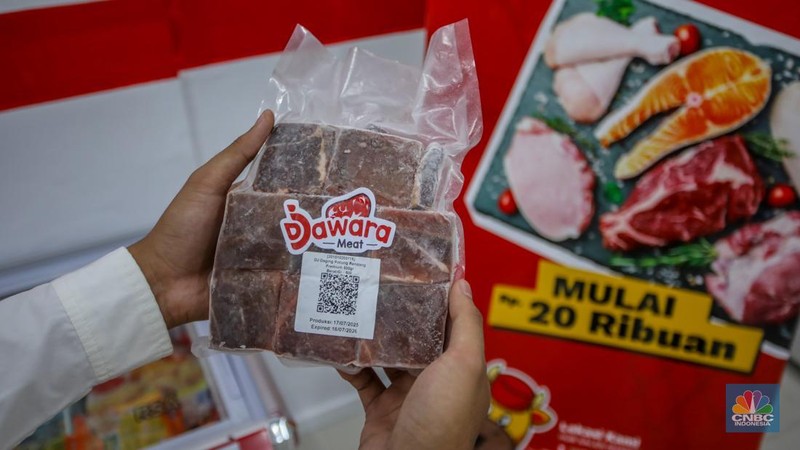 Pengunjung melihat produk yang dijual pada gerai Koperasi Desa (Kopdes)/Kelurahan Merah Putih di Melawai, Blok M, Jakarta, Selasa (22/7/2025). (CNBC Indonesia/Faisal Rahman)