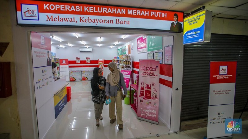 Pengunjung melihat produk yang dijual pada gerai Koperasi Desa (Kopdes)/Kelurahan Merah Putih di Melawai, Blok M, Jakarta, Selasa (22/7/2025). (CNBC Indonesia/Faisal Rahman)