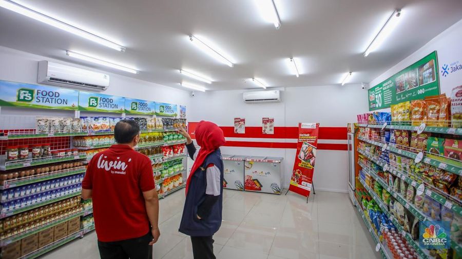 Gerai Koperasi Desa (Kopdes)/Kelurahan Merah Putih di Melawai, Blok M, Jakarta. Pengunjung melihat produk yang dijual pada gerai Koperasi Desa (Kopdes)/Kelurahan Merah Putih di Melawai, Blok M, Jakarta, Selasa (22/7/2025). (CNBC Indonesia/Faisal Rahman)