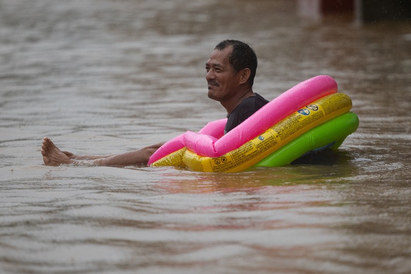 Hujan deres menyebabkan banjir di monsun di Cainta, Rizal, Filipina, Selasa (22/7/2025). (REUTERS/Eloisa Lopez)