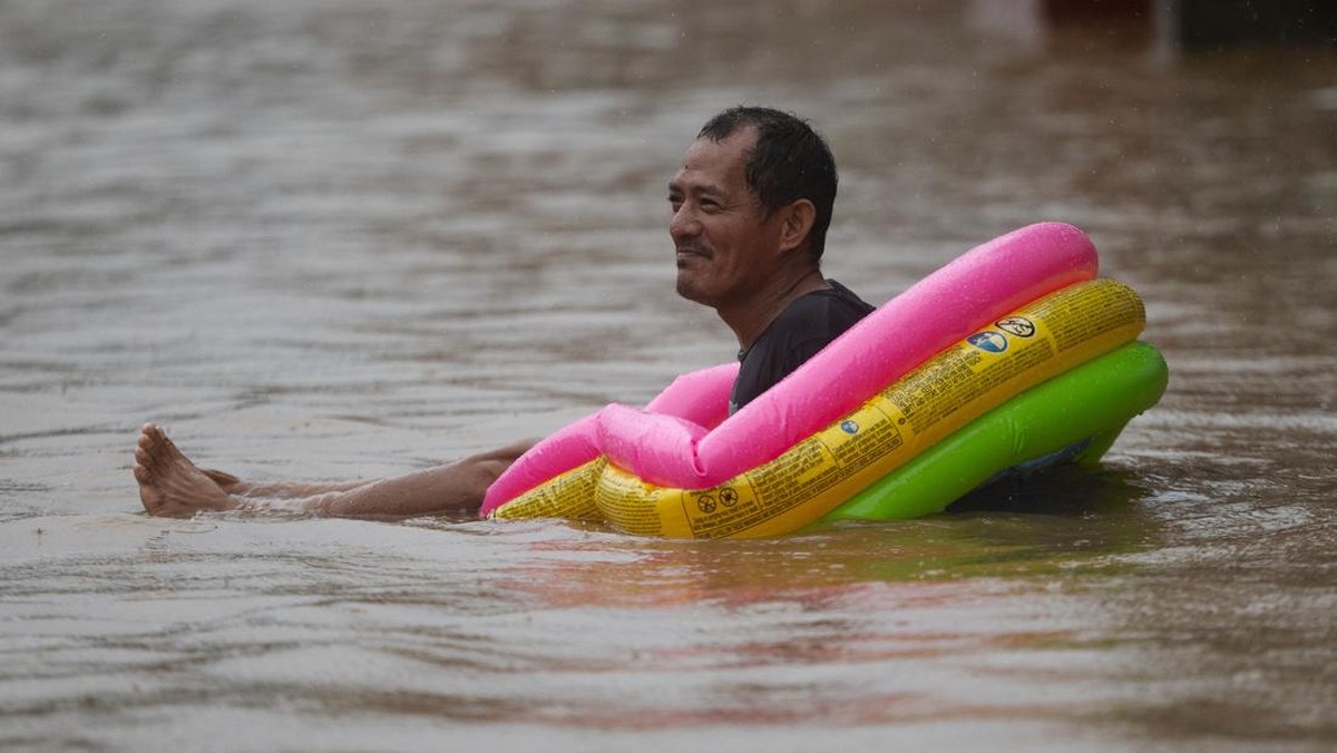 Potret Banjir Menggulung Negeri, Sekolah dan Kantor Pemerintahan Tutup