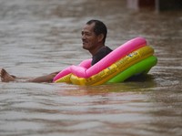 Potret Banjir Menggulung Negeri, Sekolah dan Kantor Pemerintahan Tutup