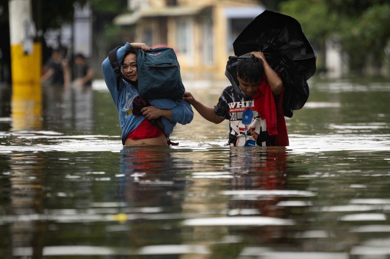 Hujan deres menyebabkan banjir di monsun di Cainta, Rizal, Filipina, Selasa (22/7/2025). (REUTERS/Eloisa Lopez)