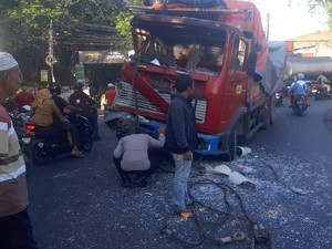 2 Truk Adu Banteng di Gresik, Ternyata Melanggar Jam Operasional