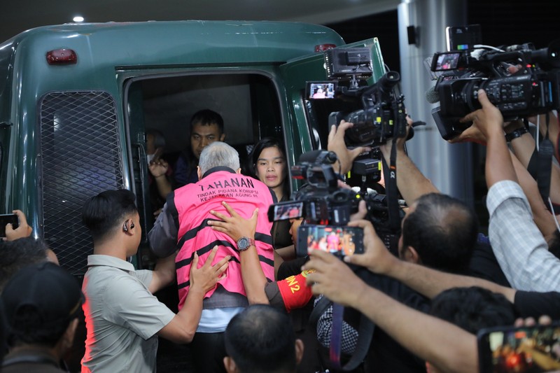 Kejaksaan Agung menetapkan delapan tersangka baru dalam perkara kasus dugaan korupsi pemberian kredit bank kepada PT Sri Rejeki Isman (Sritex). Penetapan itu disampaikan Direktur Penyidikan Jaksa Agung Muda Tindak Pidana Khusus Kejagung Nurcahyo Jungkung Madyo dalam keterangan pers di Gedung Jampidsus Kejagung, Senin (21/7/2025) tengah malam. Kejaksaan Agung menetapkan delapan tersangka baru dalam perkara kasus dugaan korupsi pemberian kredit bank kepada PT Sri Rejeki Isman (Sritex). Penetapan itu disampaikan Direktur Penyidikan Jaksa Agung Muda Tindak Pidana Khusus Kejagung Nurcahyo Jungkung Madyo dalam keterangan pers di Gedung Jampidsus Kejagung, Senin (21/7/2025) tengah malam. (Dok. Kejaksaan Agung)